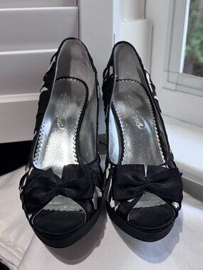 👠 HOST PICK✨ Michaelangelo "Shadow" Satin Bow Peep-Toe Heels | NWT | Size 8M ✨